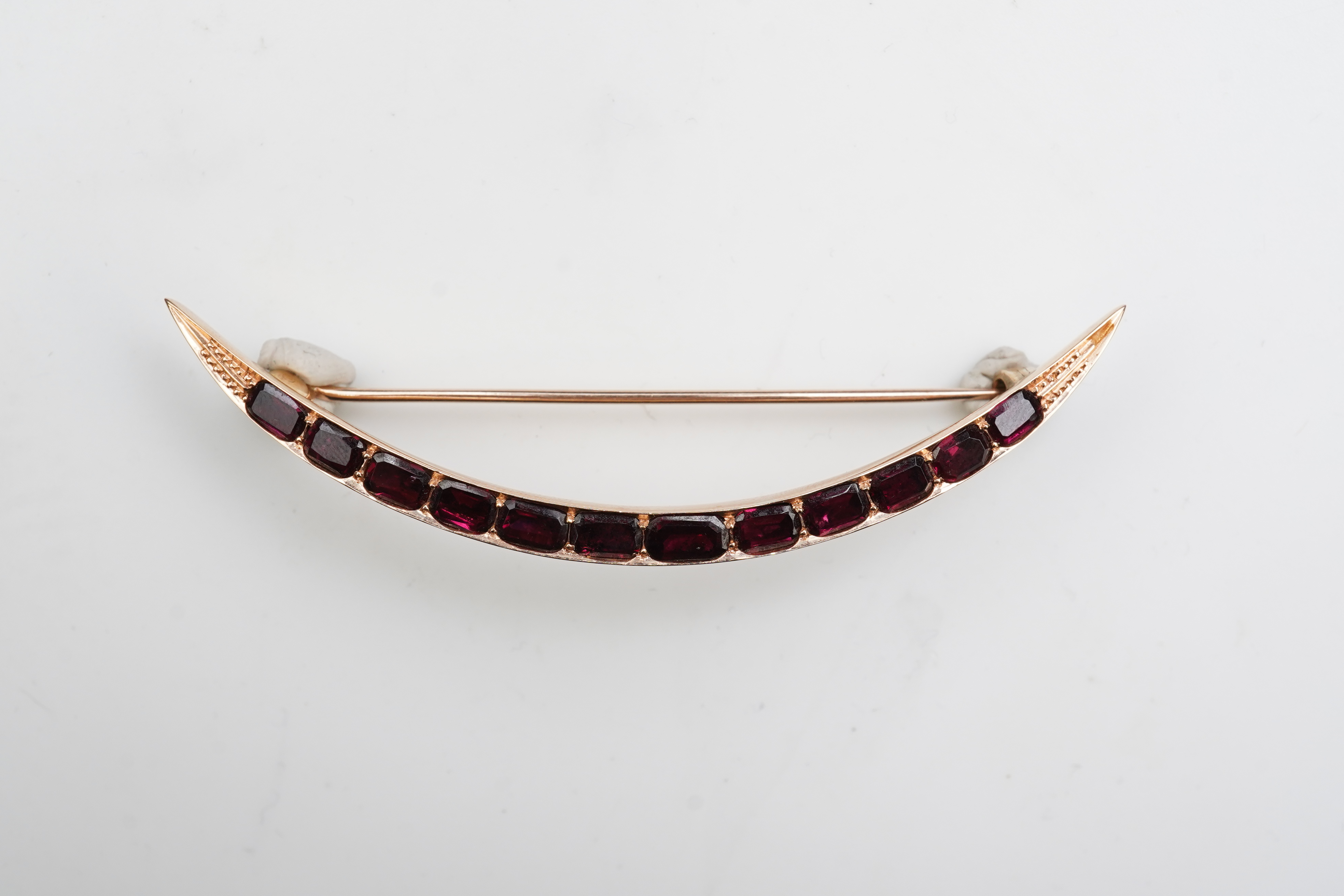 A late Victorian garnet brooch, late 19th century